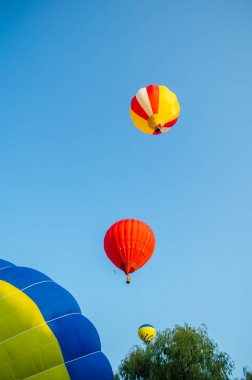 Mavi gökyüzü arka plan üzerinde renkli sıcak hava balonu