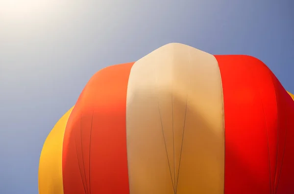 Globo de aire colorido en un cielo azul a la luz del sol — Foto de Stock