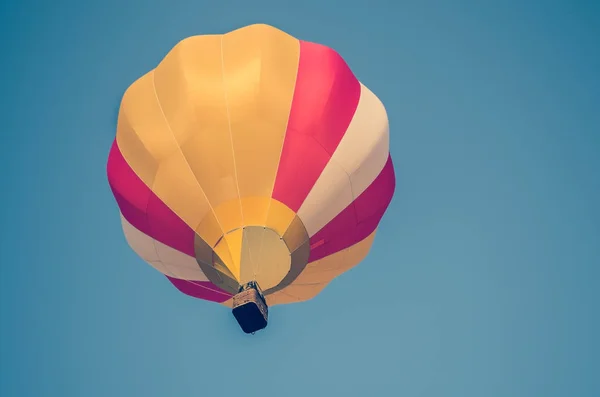 Balão colorido no céu azul. tonificado — Fotografia de Stock