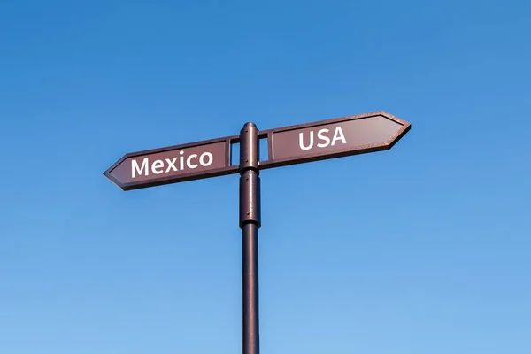 Traffic sign with the inscription Mexico USA against the blue sky — Stock Photo, Image