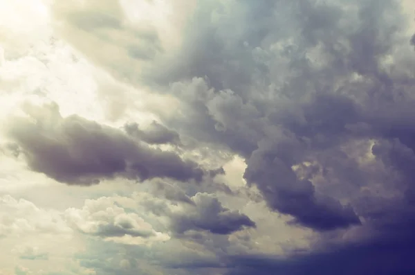 Hermoso cielo con nubes de tormenta y luz solar — Foto de Stock