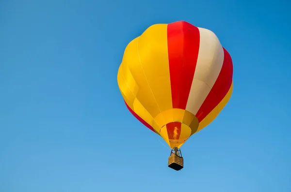 Colorido de globo de aire caliente con fuego y fondo de cielo azul —  Fotos de Stock