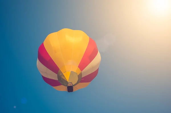 Globo de aire colorido en un cielo azul a la luz del sol. Tonificado —  Fotos de Stock