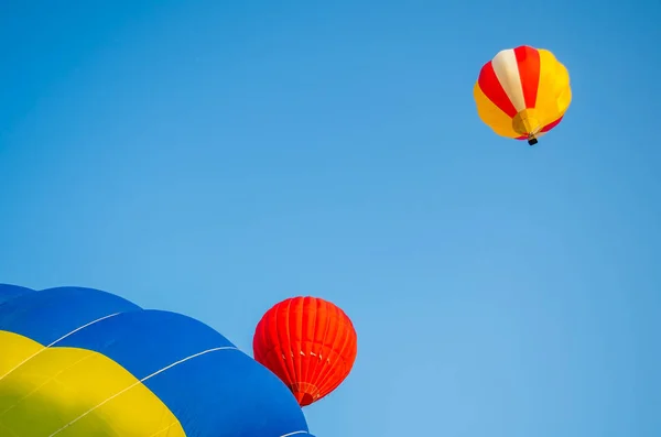 Balão de ar quente colorido em um fundo azul céu — Fotografia de Stock