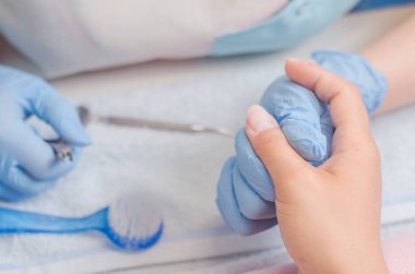 Asıl çivi manikür için hazırlar.