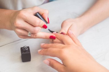 Manikürcü kadınların tırnakları boyar