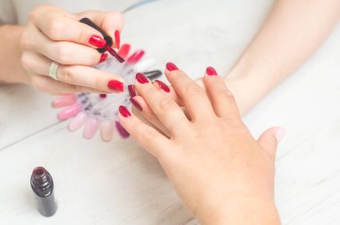 Manikürcü kadınların tırnakları boyar