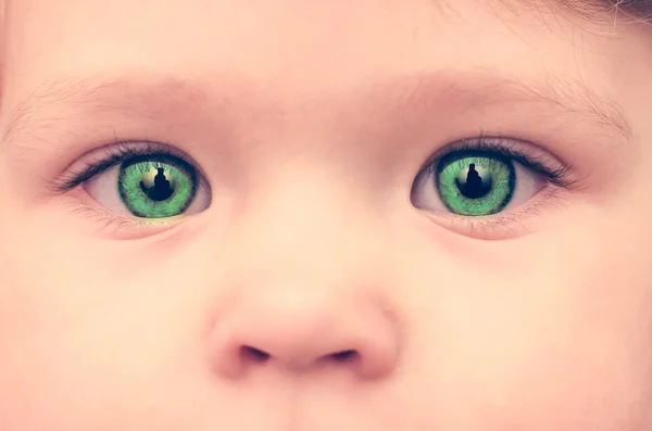 Cara de bebê com olhos verdes, close-up — Fotografia de Stock