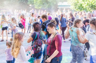 2 Eylül 2017 Ukrayna, beyaz Church.Young insanlar bayram tatili sırasında renkli toz içine atma iyi eğlenceler