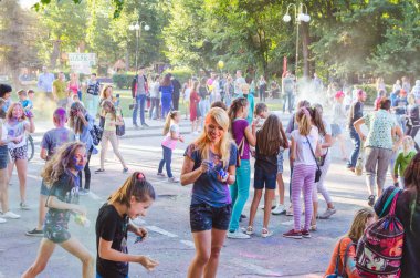 2 Eylül 2017 Ukrayna, beyaz Church.Young insanlar bayram tatili sırasında renkli toz içine atma iyi eğlenceler