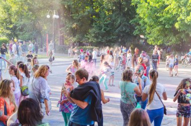2 Eylül 2017 Ukrayna, beyaz Church.Young insanlar bayram tatili sırasında renkli toz içine atma iyi eğlenceler