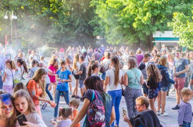 2 Eylül 2017 Ukrayna, beyaz Church.Young insanlar bayram tatili sırasında renkli toz içine atma iyi eğlenceler