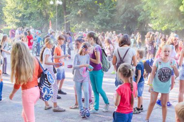 2 Eylül 2017 Ukrayna, beyaz Church.Young insanlar bayram tatili sırasında renkli toz içine atma iyi eğlenceler