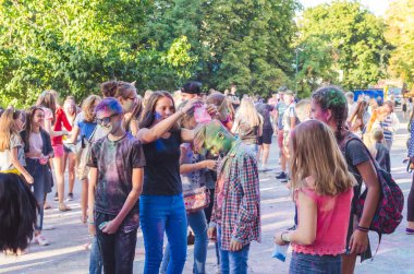 2 Eylül 2017 Ukrayna, beyaz Church.Young insanlar bayram tatili sırasında renkli toz içine atma iyi eğlenceler