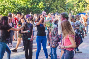 2 Eylül 2017 Ukrayna, beyaz Church.Young insanlar bayram tatili sırasında renkli toz içine atma iyi eğlenceler