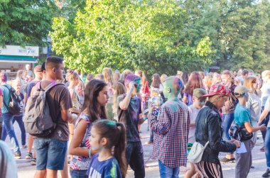 2 Eylül 2017 Ukrayna, beyaz Church.Young insanlar bayram tatili sırasında renkli toz içine atma iyi eğlenceler