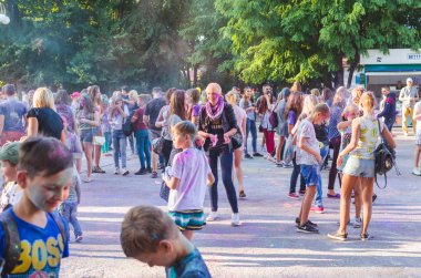2 Eylül 2017 Ukrayna, beyaz Church.Young insanlar bayram tatili sırasında renkli toz içine atma iyi eğlenceler