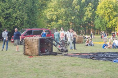 26 Ağustos 2017 Ukrayna, beyaz kilise. Balon reçel. Sıcak hava balonu başlaması için hazırlık.