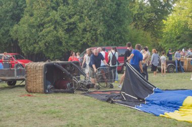 26 Ağustos 2017 Ukrayna, beyaz kilise. Balon reçel. Sıcak hava balonu başlaması için hazırlık.