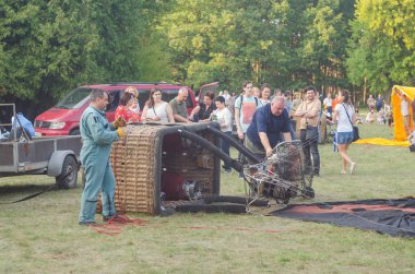 26 Ağustos 2017 Ukrayna, beyaz kilise. Balon reçel. Sıcak hava balonu başlaması için hazırlık.