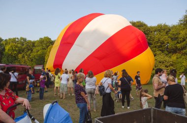 26 Ağustos 2017 Ukrayna, beyaz kilise. Balon reçel. Sıcak hava balonu başlaması için hazırlık.