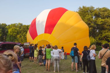 26 Ağustos 2017 Ukrayna, beyaz kilise. Balon reçel. Sıcak hava balonu başlaması için hazırlık.