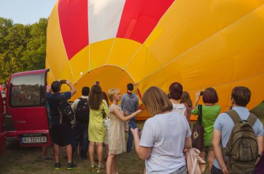 26 Ağustos 2017 Ukrayna, beyaz kilise. Balon reçel. Sıcak hava balonu başlaması için hazırlık.