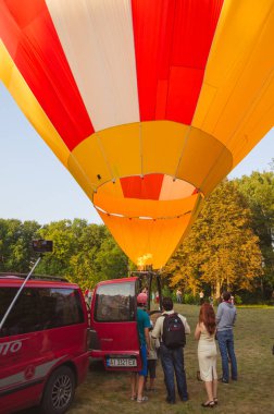 26 Ağustos 2017 Ukrayna, beyaz kilise. Balon reçel. Sıcak hava balonu başlaması için hazırlık.