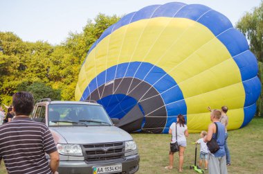 26 Ağustos 2017 Ukrayna, beyaz kilise. Balon reçel. Sıcak hava balonu başlaması için hazırlık.