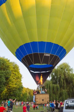 26 Ağustos 2017 Ukrayna, beyaz kilise. Balon reçel. Sıcak hava balonu başlaması için hazırlık.