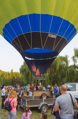 26 Ağustos 2017 Ukrayna, beyaz kilise. Balon reçel. Sıcak hava balonu başlaması için hazırlık.