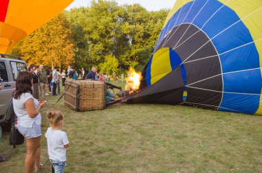 26 Ağustos 2017 Ukrayna, beyaz kilise. Balon reçel. Sıcak hava balonu başlaması için hazırlık.