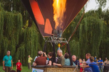 26 Ağustos 2017 Ukrayna, beyaz kilise. Balon reçel. Sıcak hava balonu başlaması için hazırlık.