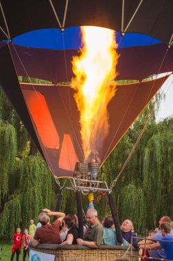 26 Ağustos 2017 Ukrayna, beyaz kilise. Balon reçel. Sıcak hava balonu başlaması için hazırlık.