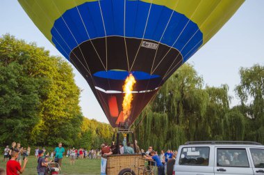 26 Ağustos 2017 Ukrayna, beyaz kilise. Balon reçel. Sıcak hava balonu başlaması için hazırlık.