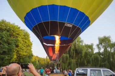 26 Ağustos 2017 Ukrayna, beyaz kilise. Balon reçel. Sıcak hava balonu başlaması için hazırlık.