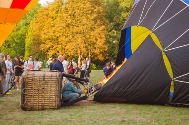 26 Ağustos 2017 Ukrayna, beyaz kilise. Balon reçel. Sıcak hava balonu başlaması için hazırlık.