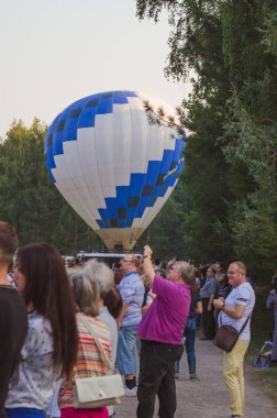 26 Ağustos 2017 Ukrayna, beyaz kilise. Balon reçel. Sıcak hava balonu başlaması için hazırlık.