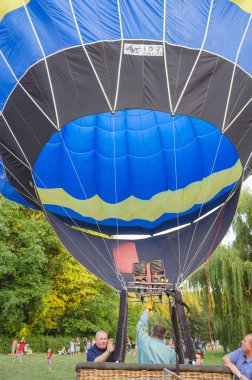 26 Ağustos 2017 Ukrayna, beyaz kilise. Balon reçel. Sıcak hava balonu başlaması için hazırlık.