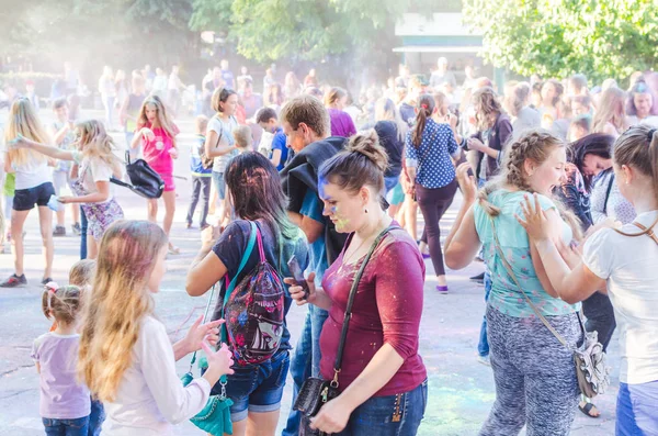 2 Eylül 2017 Ukrayna, beyaz Church.Young insanlar bayram tatili sırasında renkli toz içine atma iyi eğlenceler