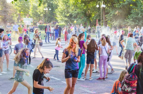 2 Eylül 2017 Ukrayna, beyaz Church.Young insanlar bayram tatili sırasında renkli toz içine atma iyi eğlenceler