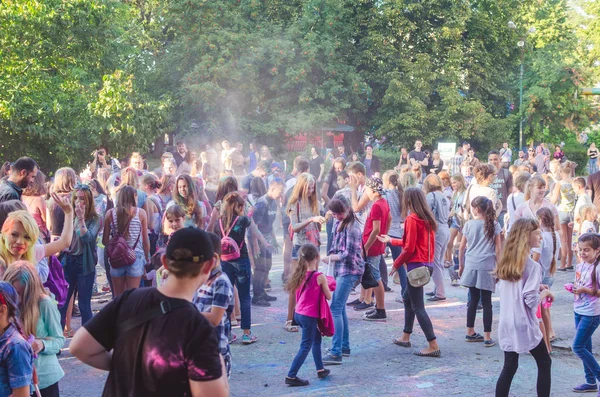 2 Eylül 2017 Ukrayna, beyaz Church.Young insanlar bayram tatili sırasında renkli toz içine atma iyi eğlenceler