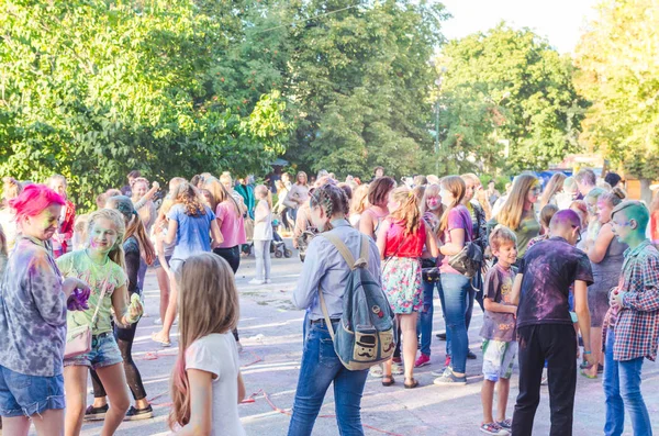 2 Eylül 2017 Ukrayna, beyaz Church.Young insanlar bayram tatili sırasında renkli toz içine atma iyi eğlenceler — Stok fotoğraf