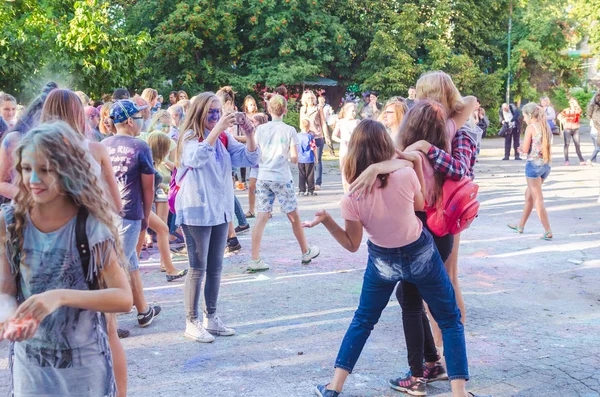 2 Eylül 2017 Ukrayna, beyaz Church.Young insanlar bayram tatili sırasında renkli toz içine atma iyi eğlenceler