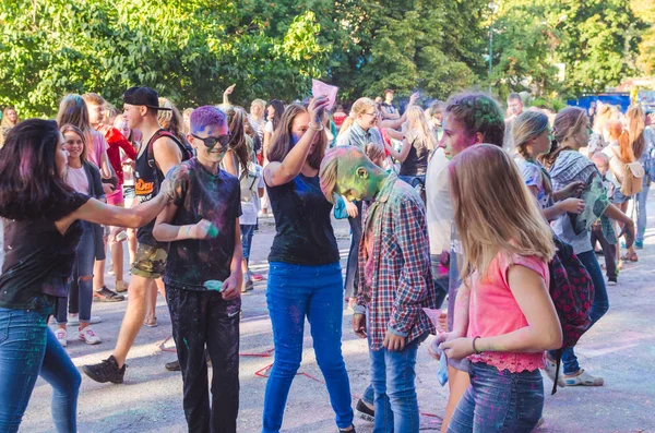 2 Eylül 2017 Ukrayna, beyaz Church.Young insanlar bayram tatili sırasında renkli toz içine atma iyi eğlenceler