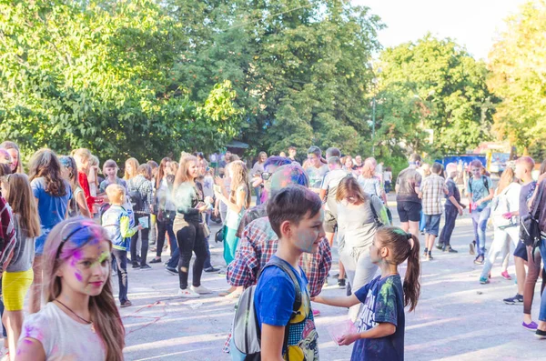 2 Eylül 2017 Ukrayna, beyaz Church.Young insanlar bayram tatili sırasında renkli toz içine atma iyi eğlenceler