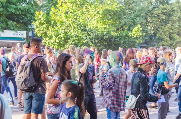 2 Eylül 2017 Ukrayna, beyaz Church.Young insanlar bayram tatili sırasında renkli toz içine atma iyi eğlenceler