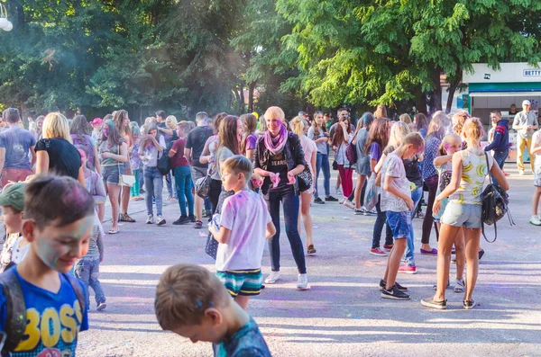 2 Eylül 2017 Ukrayna, beyaz Church.Young insanlar bayram tatili sırasında renkli toz içine atma iyi eğlenceler