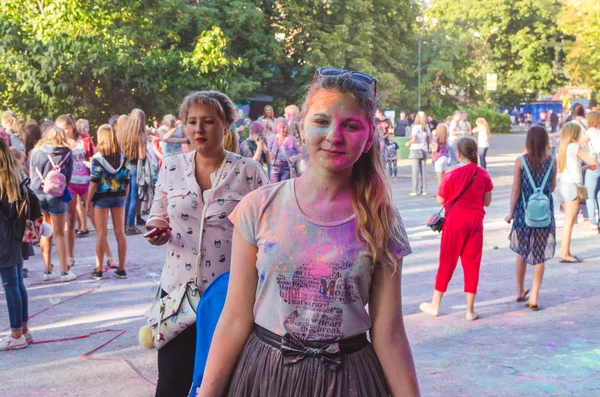 2 września 2017 r. Ukraina, biały Church.Young ludzie bawią się podczas święto Holi, rzucanie kolorowy proszek do siebie — Zdjęcie stockowe