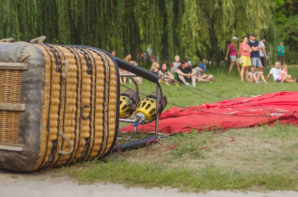 26 Ağustos 2017 Ukrayna, beyaz kilise. Balon reçel. Sıcak hava balonu başlaması için hazırlık.